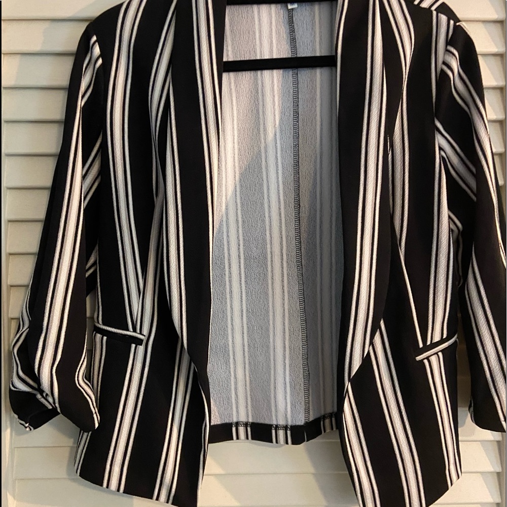 Maurice’s cropped Black and White open front blazer